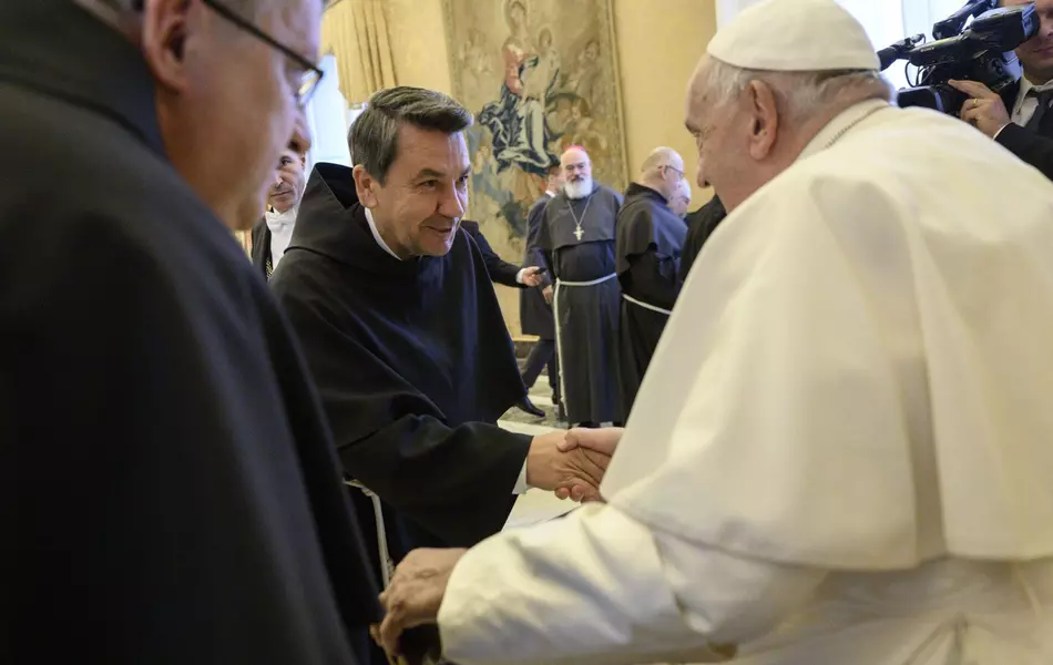 Preotul român Iulian Misariu, la căpătâiul Papei Francisc. ”Ne vom ruga şi pentru credincioşii care ar fi voit şi ar vrea să fie prezenţi aici”