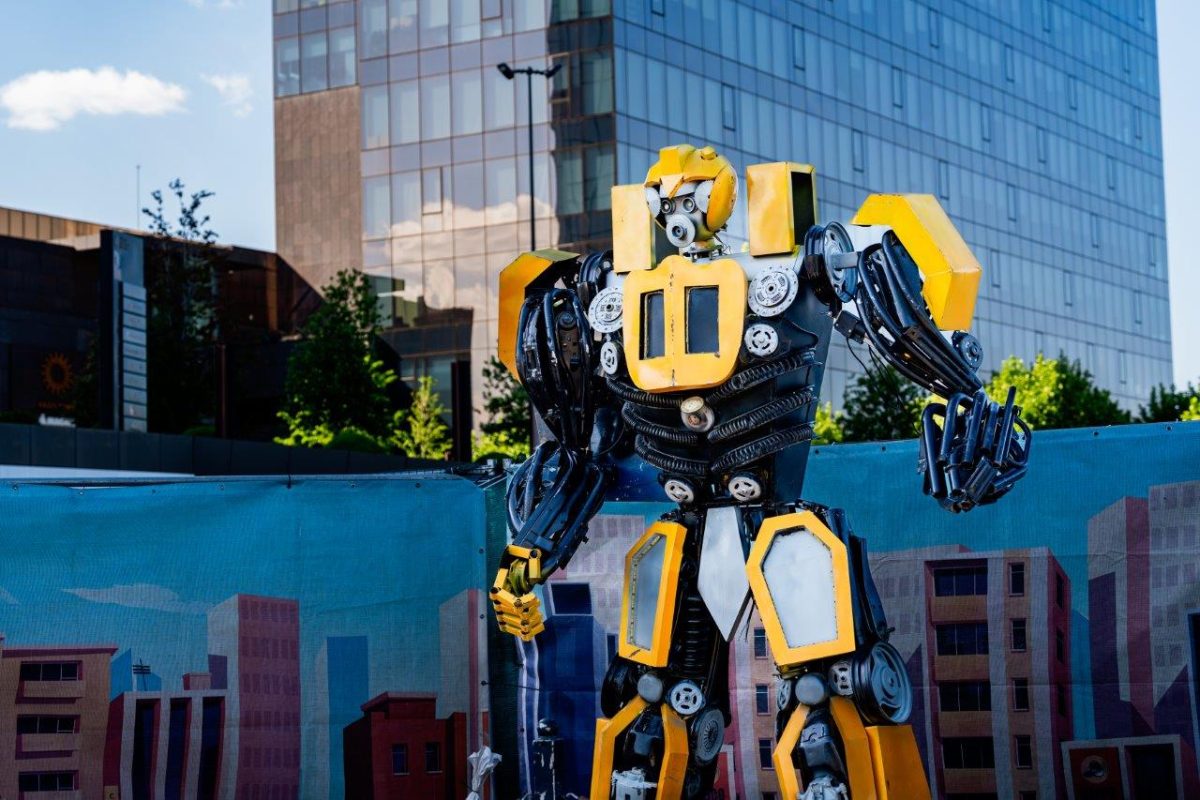 Expoziția „Transform Robots Alive” aduce 14 roboți gigant în Iulius Town, dar și trambulină, paintball și alte surprize