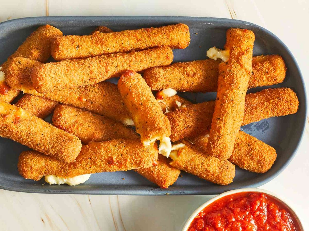 Rețeta pentru mozzarella sticks! Vei avea nevoie doar de 5 ingrediente!