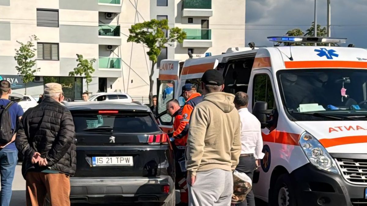 El este șoferul care a făcut spectacol la Lidl Nicolina. A fost nevoie ca geamul autoturismului în care se afla să fie spart pentru a fi luat de poliție