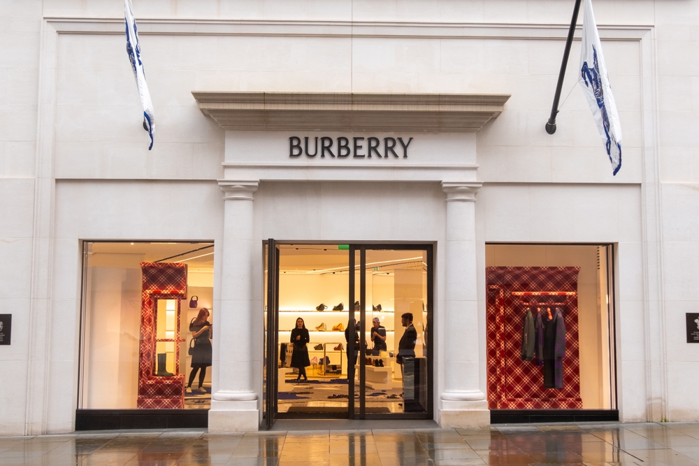Cutremur în moda de lux! Burberry concediază 1.700 de angajați și își reinventează strategia