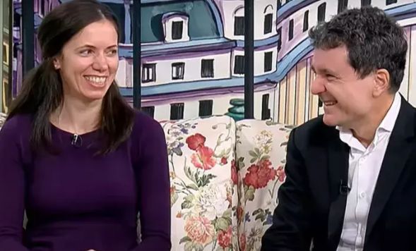 Cât costă rochia purtată de iubita lui Nicușor Dan la dezbaterea de la TVR. E sărac primarul Bucureștiului sau doar zgârcit?!
