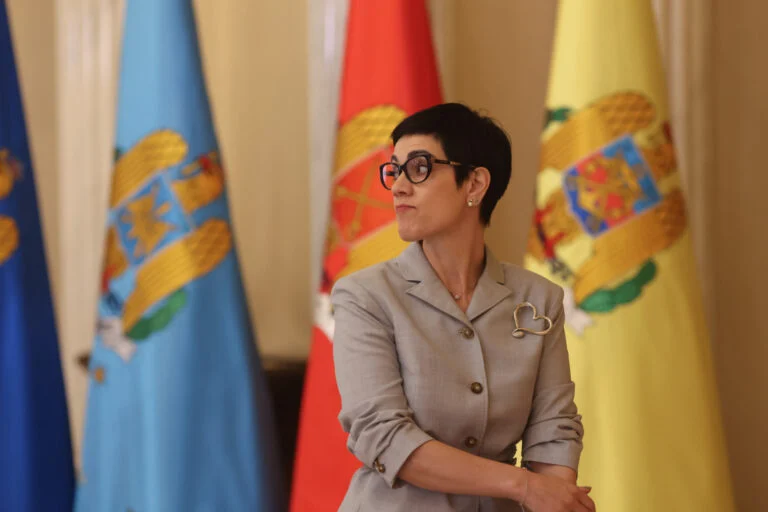 Cine este Delia Dinu, mâna dreaptă a lui Băsescu, Iohannis și Bolojan. Bruneta de la Cotroceni întorcea mereu toate privirile cu aparițiile sale
