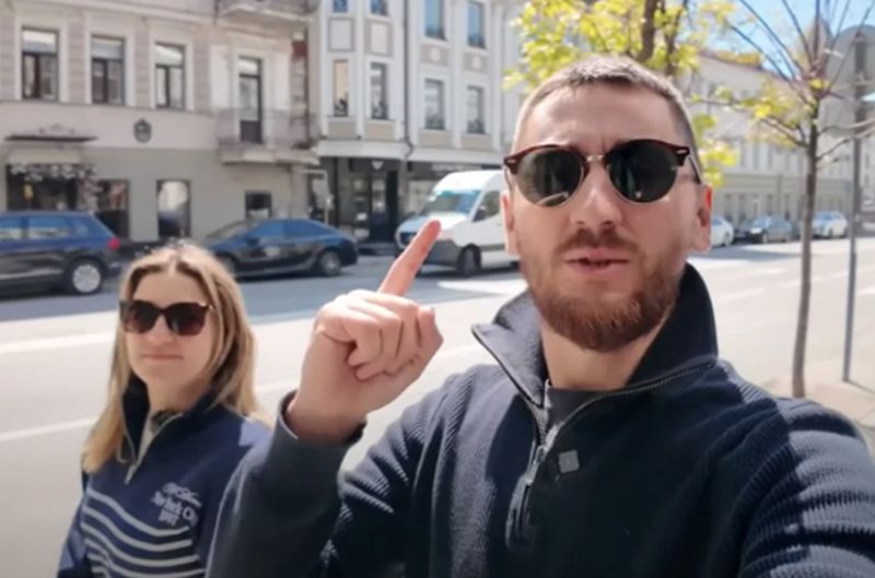 Câți bani câștigă, de fapt, cei mai mai iubiți vloggeri de călătorie din România! Din ce trăiesc Cristi și Ralu