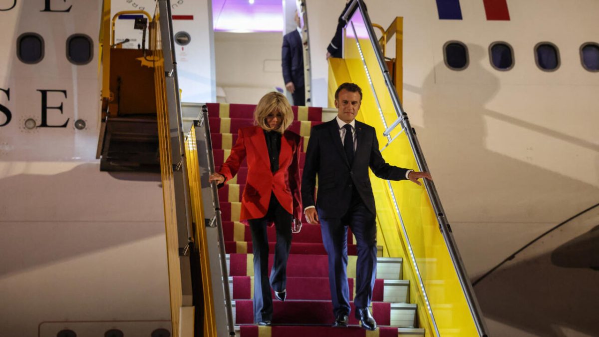 Ce s-a întâmplat, de fapt, între Emmanuel Macron și soția lui, în avion. Dezvăluirile unui martor schimbă tot
