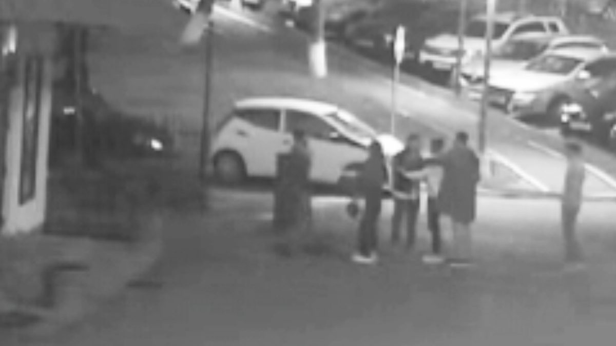 Imagini șocante de pe camerele de supraveghere! O tânără a fost desfigurată de un grup de băieți, la ieșirea dintr-un club din Tudor Vladimirescu! „Aveam părul plin de sânge”