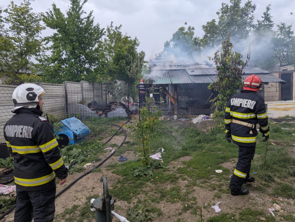 Incendiu în orașul Târgu Frumos! O anexă gospodarească a fost cuprinsă de flăcări