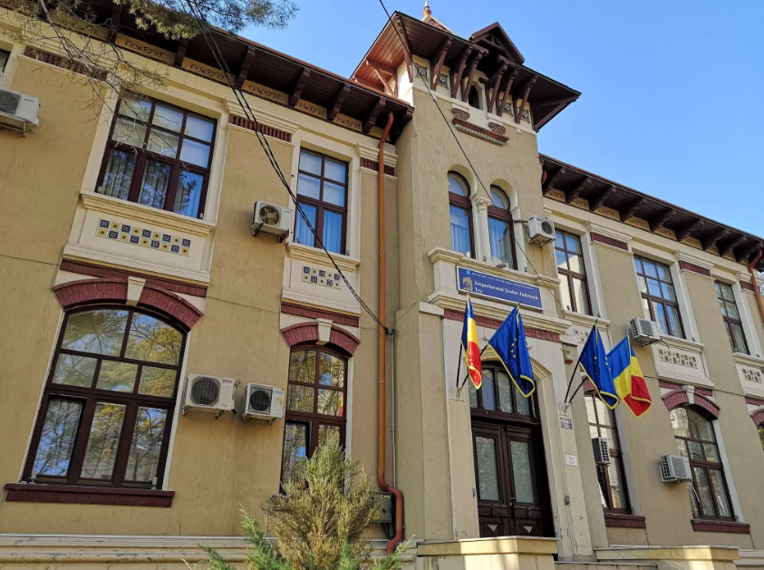Până pe 14 august, profesorii din Iași trebuie să depună cererile pentru completarea normei didactice. Iată de ce acte ai nevoie