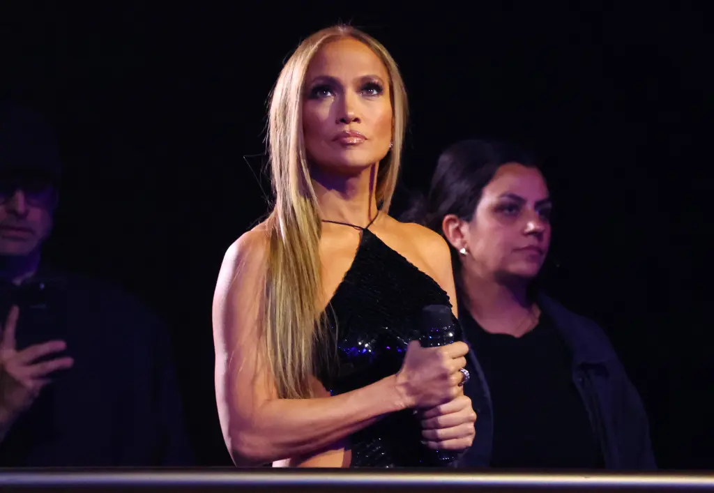 Jennifer Lopez, aproape goală la AMA 2025! Rochia cu diamante care a lăsat totul la vedere