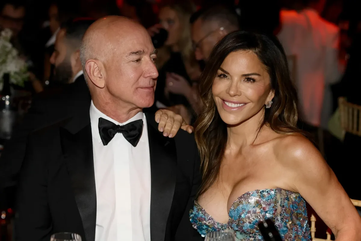 Așa petrece un miliardar! Jeff Bezos și logodnica lui dau lecție de lux și opulență pe iahtul lor fabulos