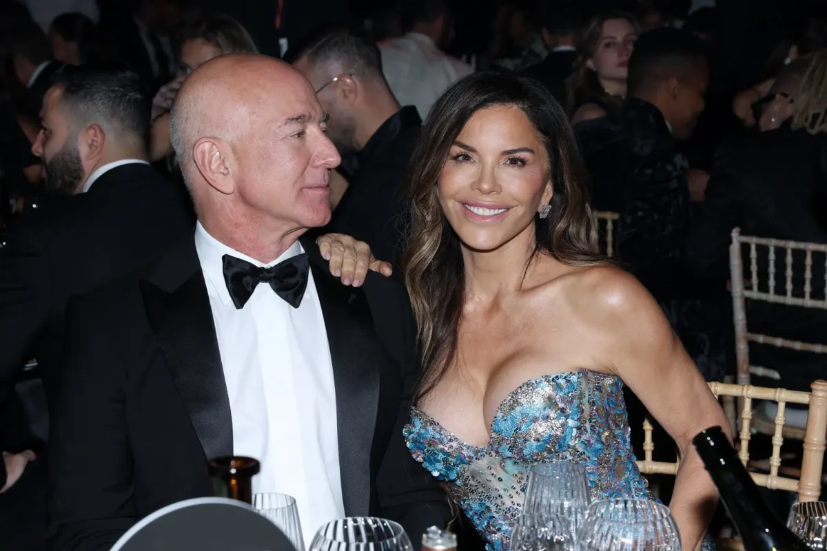 Jeff Bezos, surprins lovindu-și logodnica. Reacția tăcută a lui Lauren la gala de milioane de la Cannes