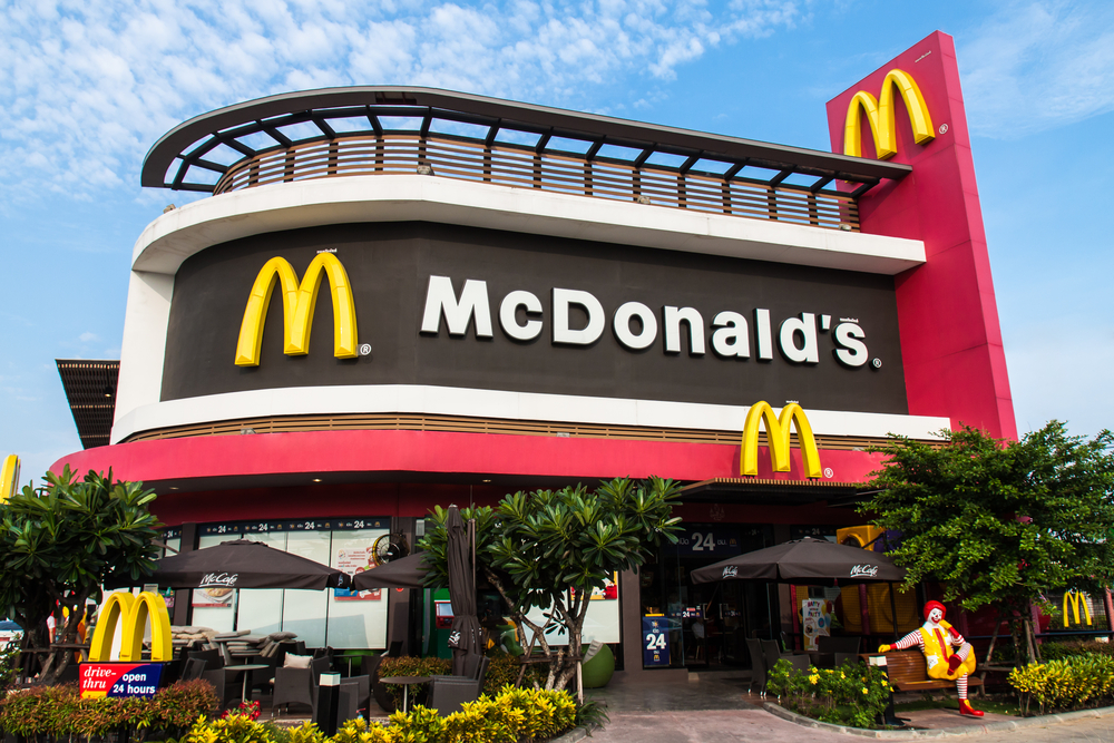 McDonald’s oferă 3.000 de euro tinerilor români! Ce condiții trebuie să îndeplinești