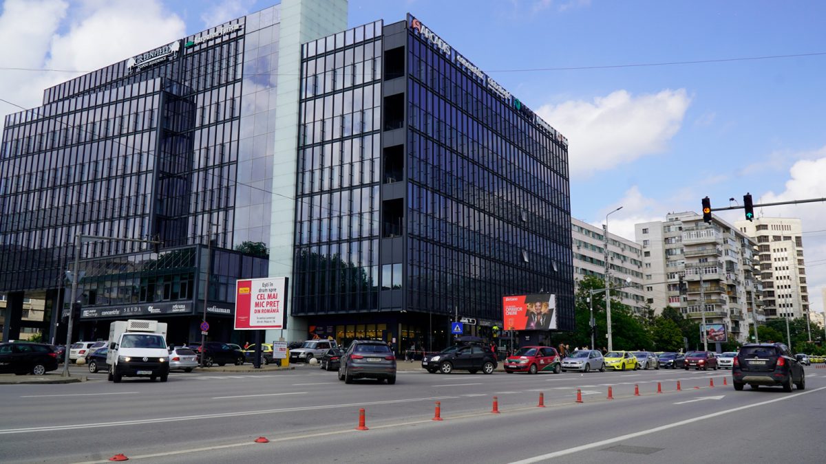 Deși este una dintre cele mai cunoscute clădiri din Iași, puțini oameni știu acest aspect! Iată de ce magazinul Moldova nu se aliniază cu restul clădirilor din zonă