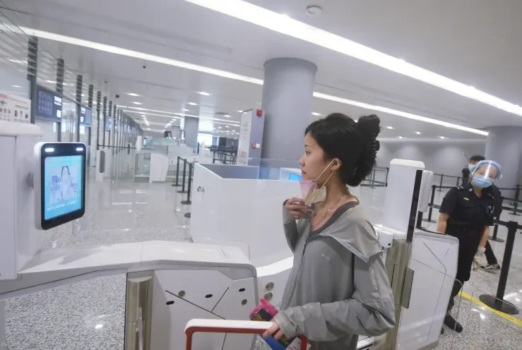Pasageră umilită în aeroport, forțată să-și șteargă machiajul pentru a trece controlul de imigrație
