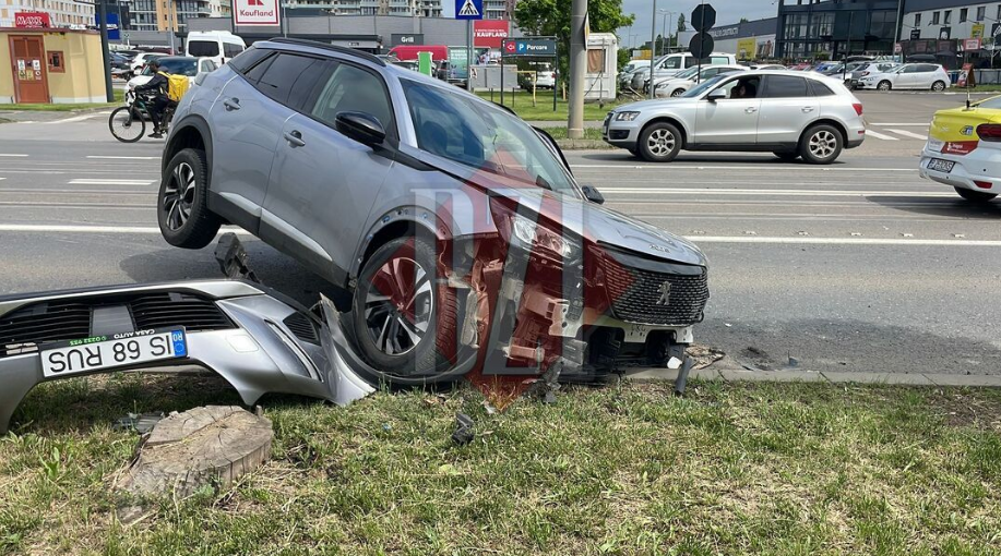 Accident rutier violent în Tudor Vladimirescu. Două autoturisme au fost serios avariate – EXCLUSIV – FOTO – VIDEO