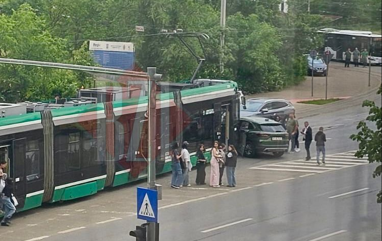 Accident rutier în capăt CUG. A fost implicat un tramvai și un autoturism