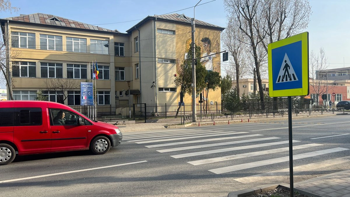 Primăria Iași a amenajat o zonă specială pentru mașini, în fața Școlii „Ion Ghica”, după ce o fetiță era să-și piardă viața pe trecerea de pietoni din fața unității de învățământ