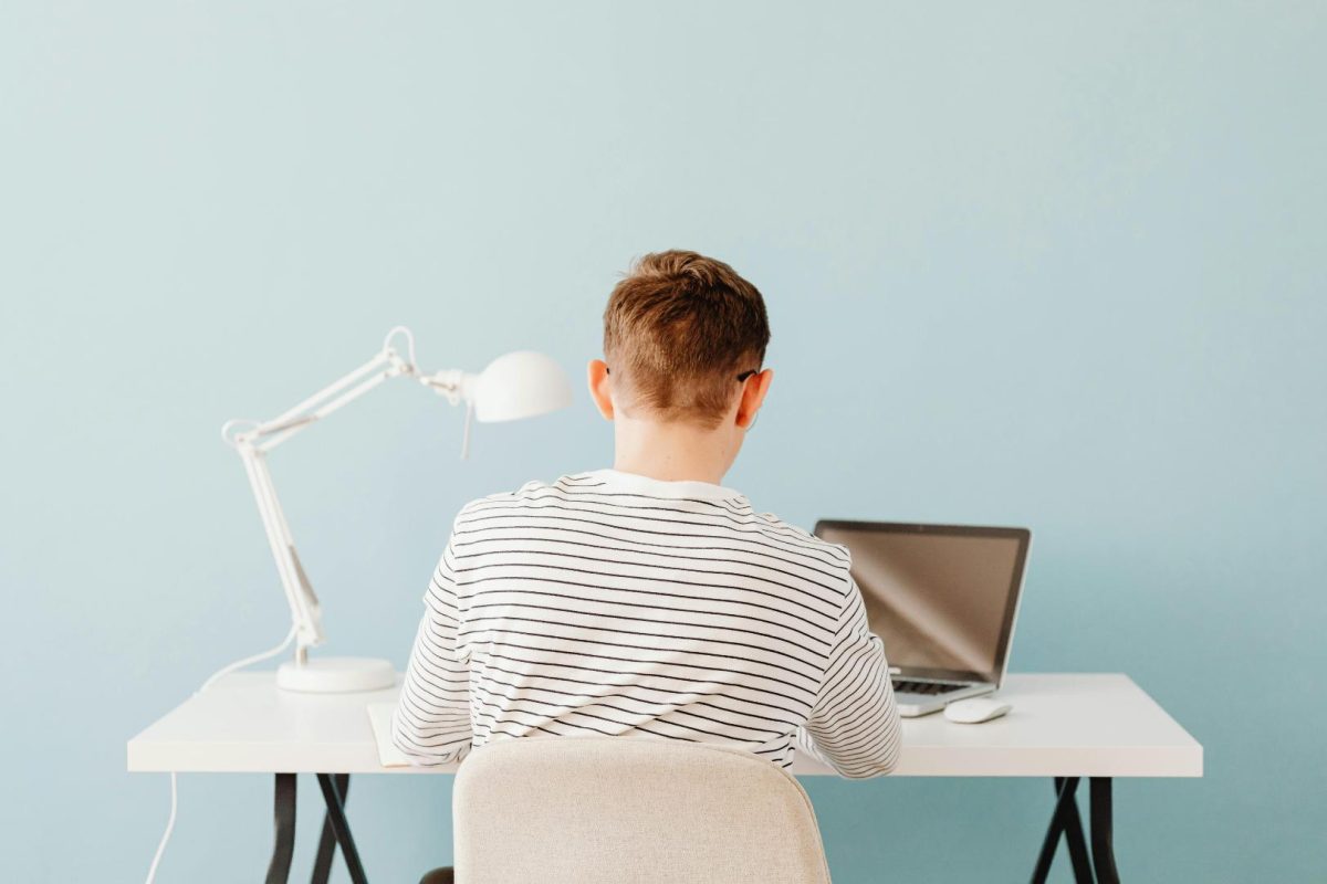 Vrei ca adolescentul tău să stăpânească engleza? Descoperă secretul succesului în era digitală!