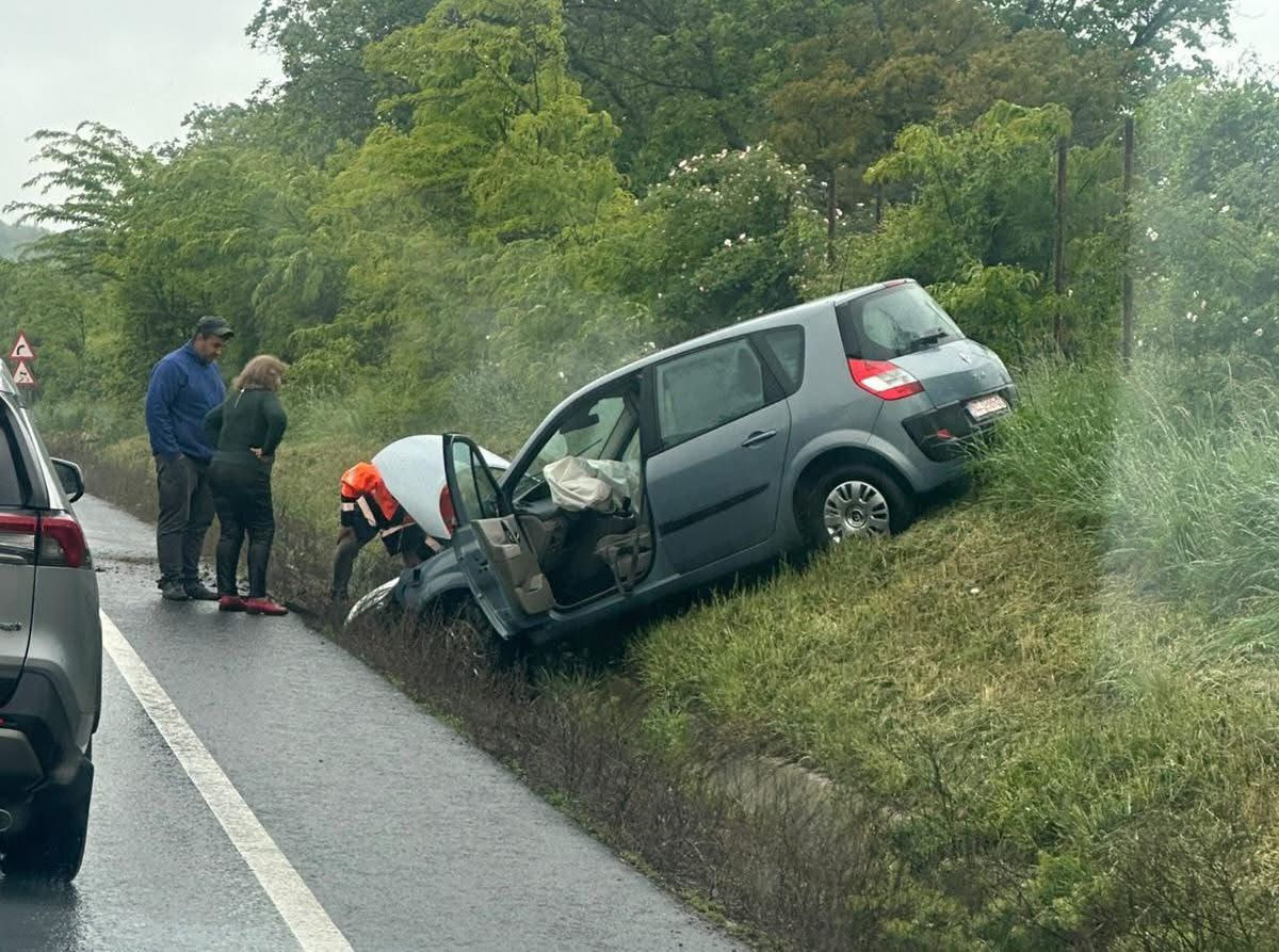 Accident rutier pe Drumul European, în dreptul localității Strunga. Un autoturism a ieșit în decor