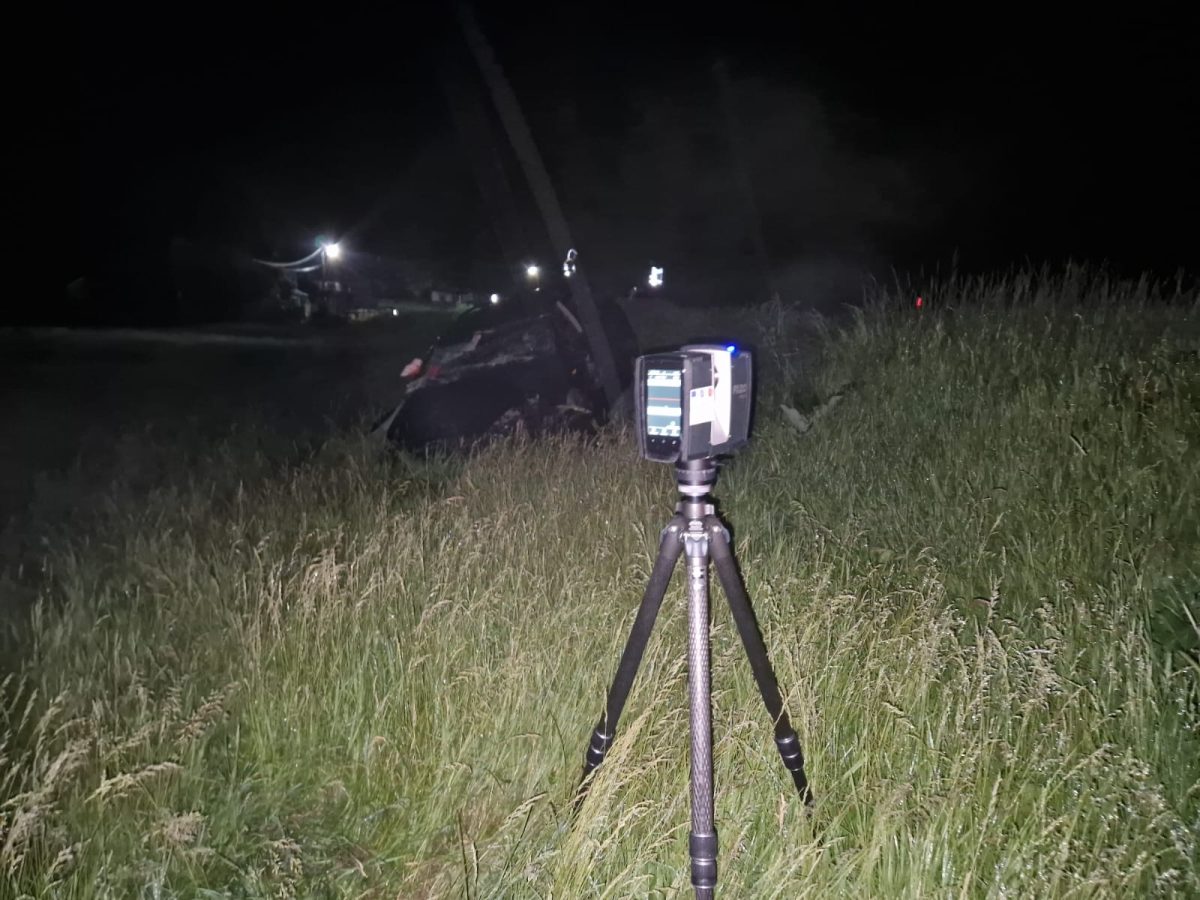 Accident grav la Crăiești: Doi tineri răniți după ce un autoturism a lovit un cap de pod
