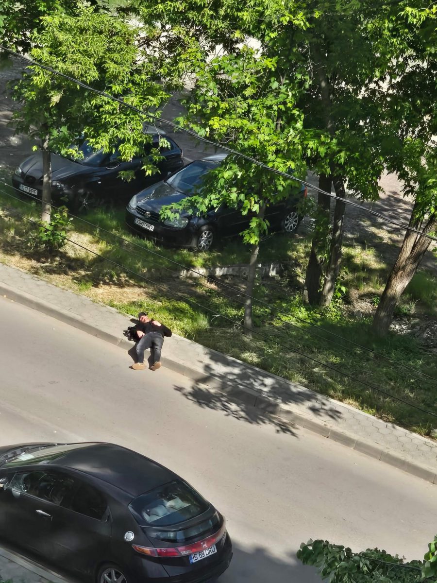 Atenție șoferi! Nu claxonați pe stradela Grădinari. Pe un ieșean l-a luat somnul pe trotuar
