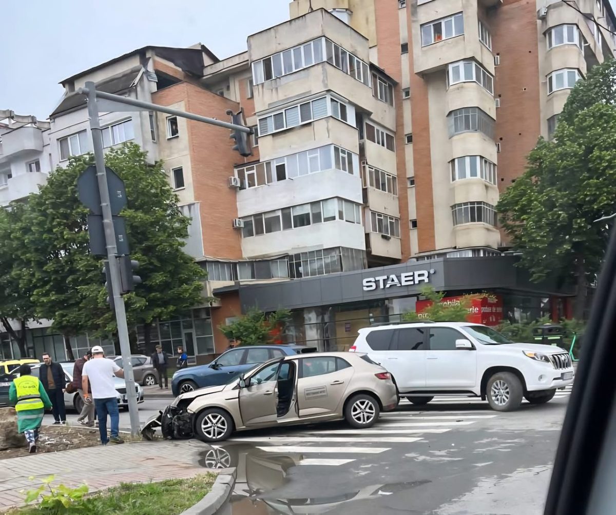 Accident rutier în Păcurari. Un autoturism a fost implicat