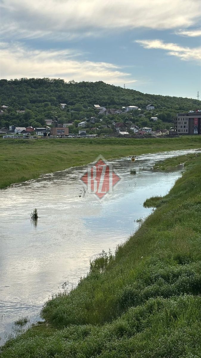 O nouă tradiție la Iași! Trei tineri se plimbă cu caiacul pe râul Bahlui, între natură și relaxare – EXCLUSIV