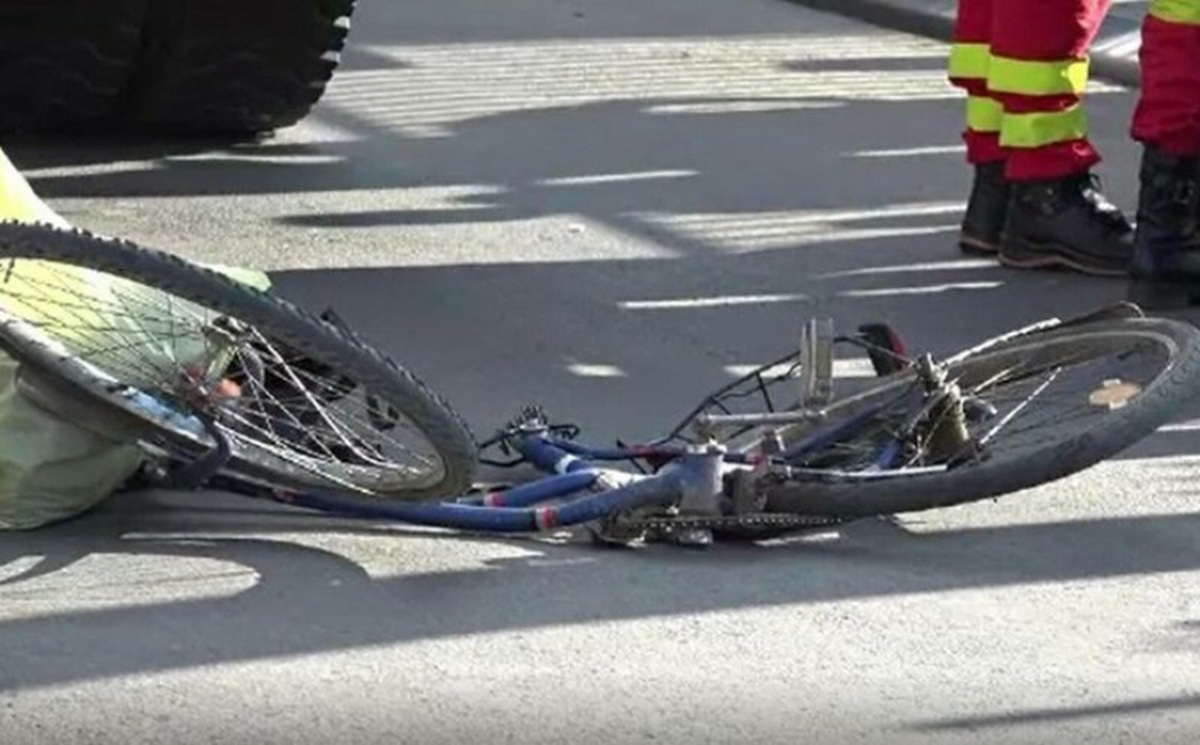 O adolescentă de 14 ani a fost transportată în stare critică, la Iași, după ce a căzut cu bicicleta într-un canal. Fata a suferit un traumatism cranio-cerebral grav