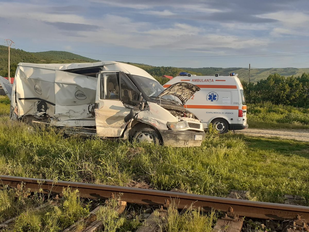 Accident petrecut la o trecere la nivel cu calea ferată! O autoutilitară condusă de un ieșean a fost lovită de un tren
