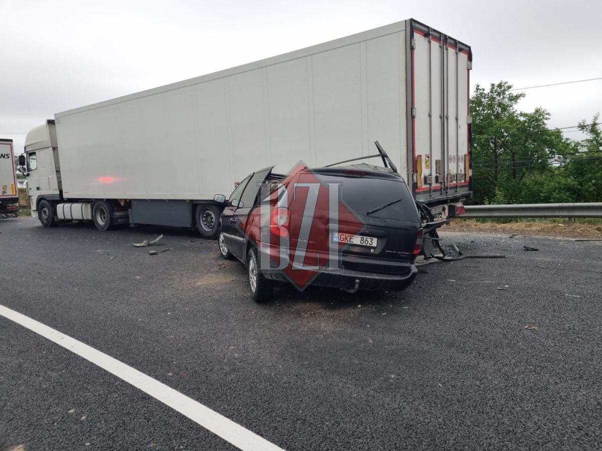 Accident rutier cu victime în județul Iași. Un autoturism a intrat într-un autotren – UPDATE