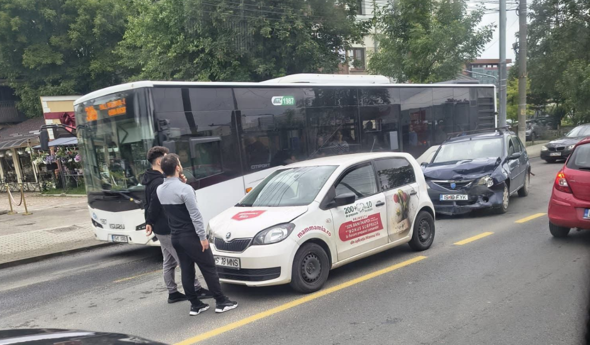 Accident rutier ușor cu trei autoturisme implicate în municipiul Iași. Pompierii au intervenit pentru asigurarea zonei