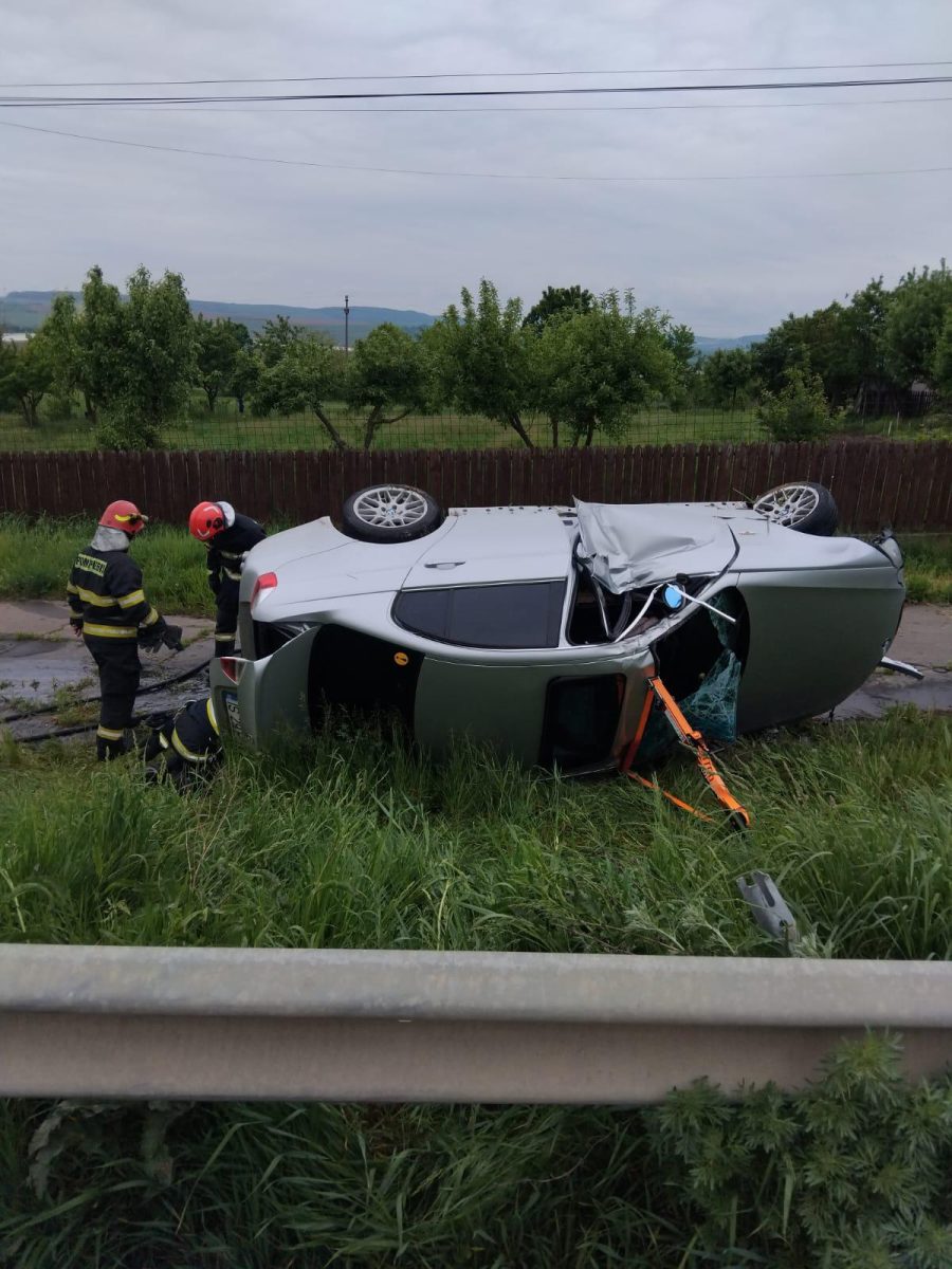 Accident rutier în comuna Lespezi! Un autoturism s-a răsturnat în afara părții carosabile