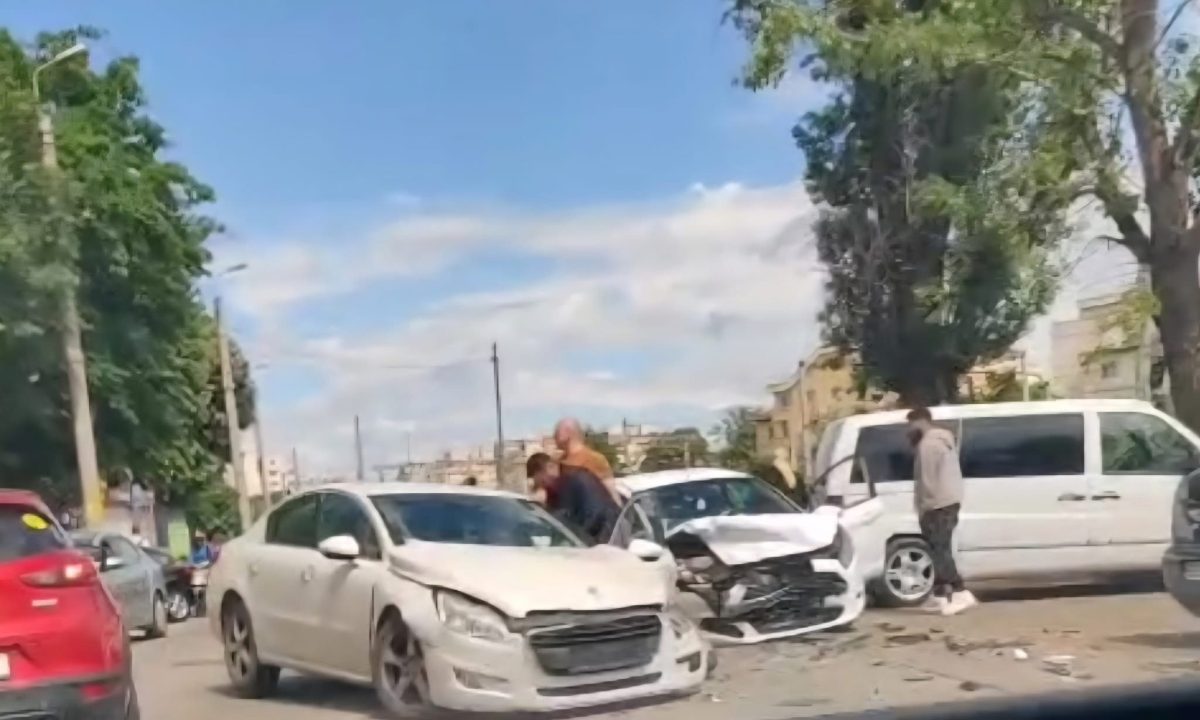 Accident rutier în Iași! Două mașini s-au făcut praf, după ce au intrat în coliziune