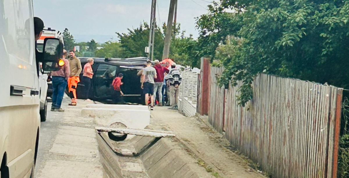 Accident grav la Țigănași, județul Iași! Trei persoane implicate, una încarcerată și inconștientă