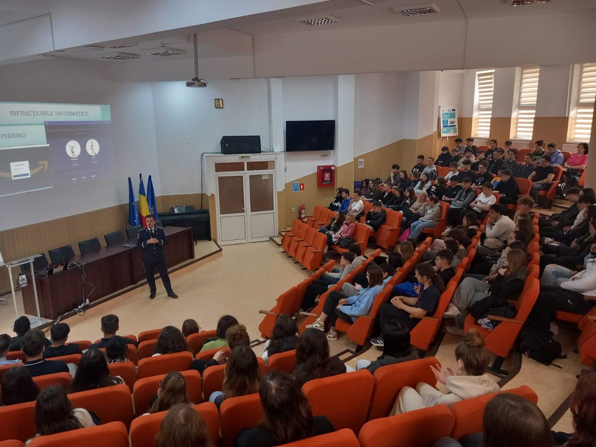 Polițiștii ieșeni colaborează cu elevii pentru prevenirea fraudei și abuzurilor în mediul virtual