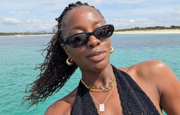 Aj Odudu a fost surprinsă într-o escapadă în Ibiza. Iată ce costum de baie senzual purta vedeta