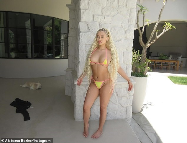Alabama Barker a avut o ședință foto sexy. Iată imaginile care au creat controverse între urmăritori