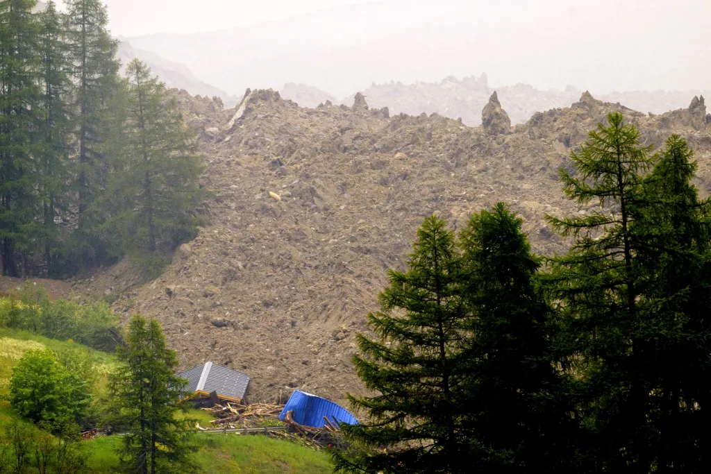 Catastrofă în Alpi! Un sat întreg a fost înghițit de o avalanșă uriașă provocată de topirea ghețarilor