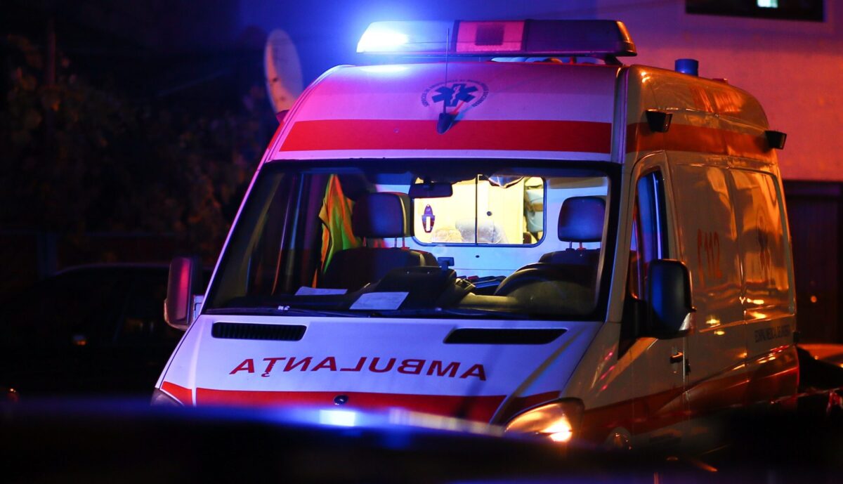A chemat salvarea și a făcut prăpăd! Beat pulbere, s-a năpustit peste medic și l-a lovit