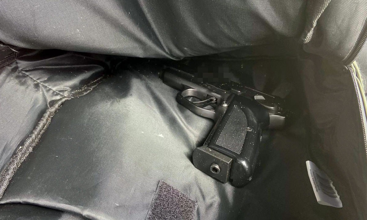 Bărbat cu armă neletală ascunsă în autoturism, prins la frontieră și sancționat penal