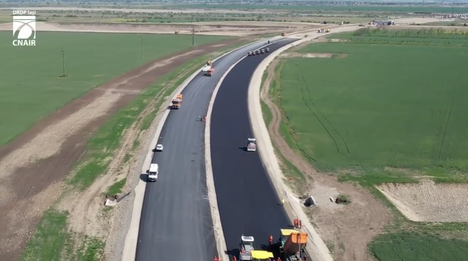 Mobilizare intensă pe șantierul Autostrăzii A7, Focșani – Bacău! Imagini din dronă cum se așterne asfalt