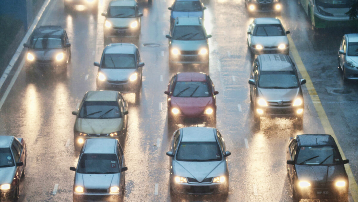 Avertizarea cu farurile în trafic poate deveni infracțiune. Se dau pedepse de până la 5 ani de închisoare