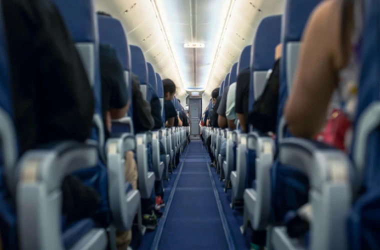 Pasager în zbor low-cost, surprins dormind pe podeaua avionului. Imaginile au devenit virale