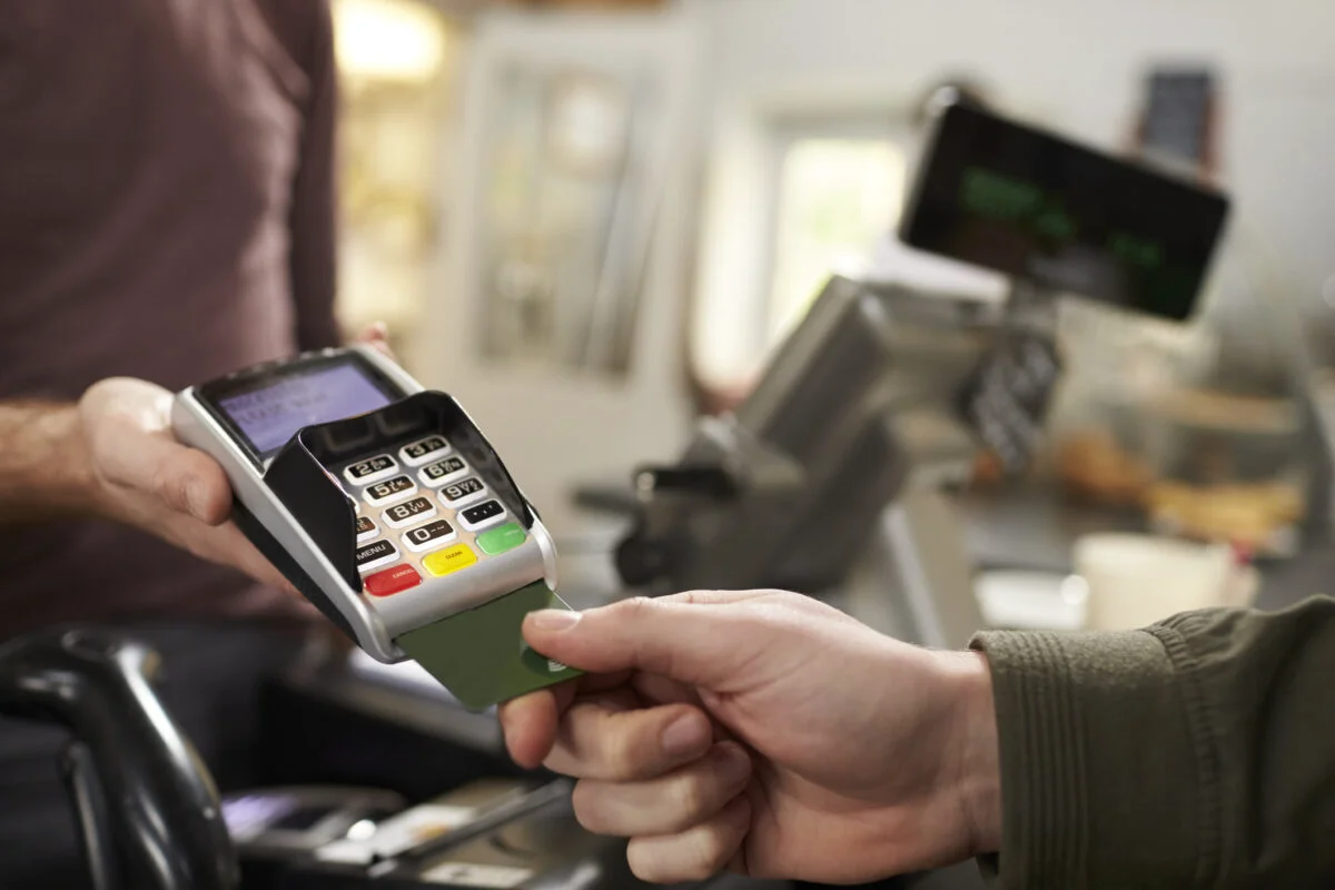 Banii cash ar putea dispărea! Legea care vă interzice plata salariilor și a produselor în numerar