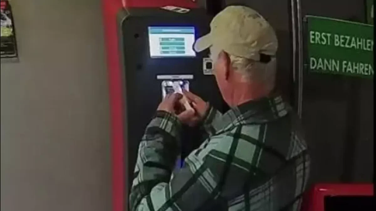 Caz șocant în Germania! Un bărbat, surprins cum injectează acid în automatele de parcare