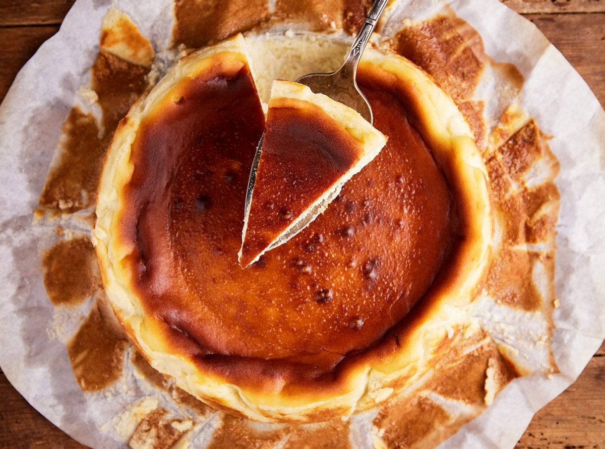 Basque cheesecake – Rețeta spaniolă pentru cel mai simplu și delicios desert