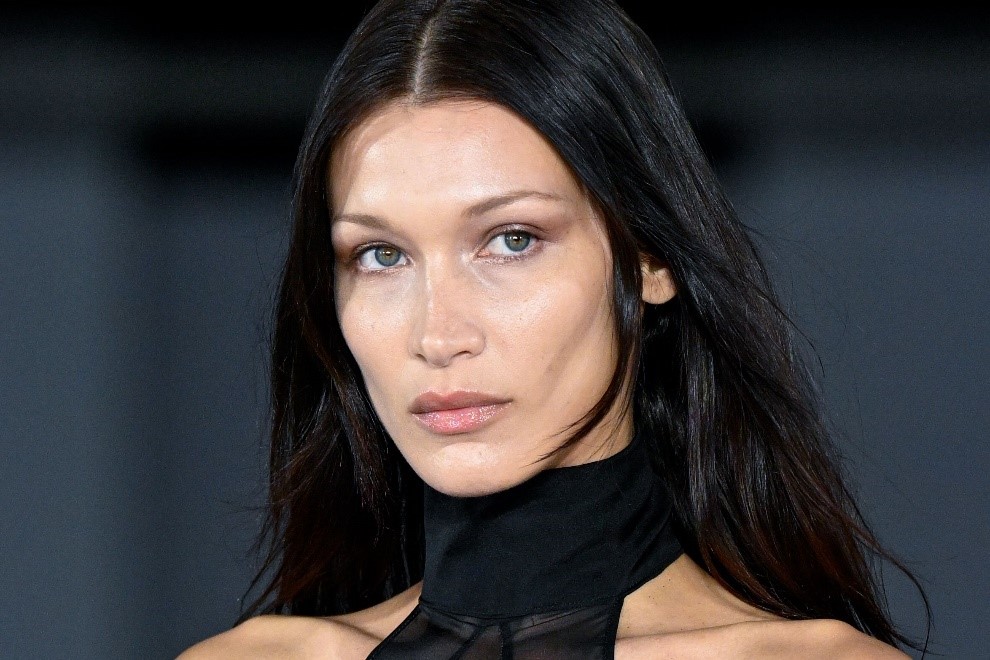 Bella Hadid, surprinsă într-un costum de baie în carouri. Iată cât de bine arată fotomodelul