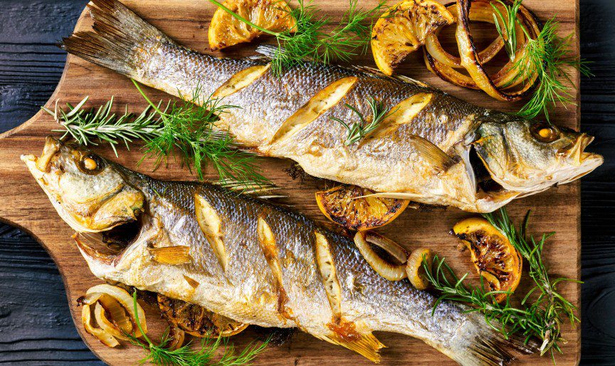 Cea mai delicioasă rețetă de biban de mare la cuptor. Secretul pentru a crea o cină delicioasă cu doar câteva ingrediente simple