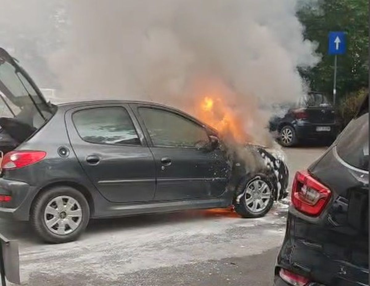 Incendiu în municipiul Iași! Un autoturism arde ca o torță. Pompierii intervin la fața locului