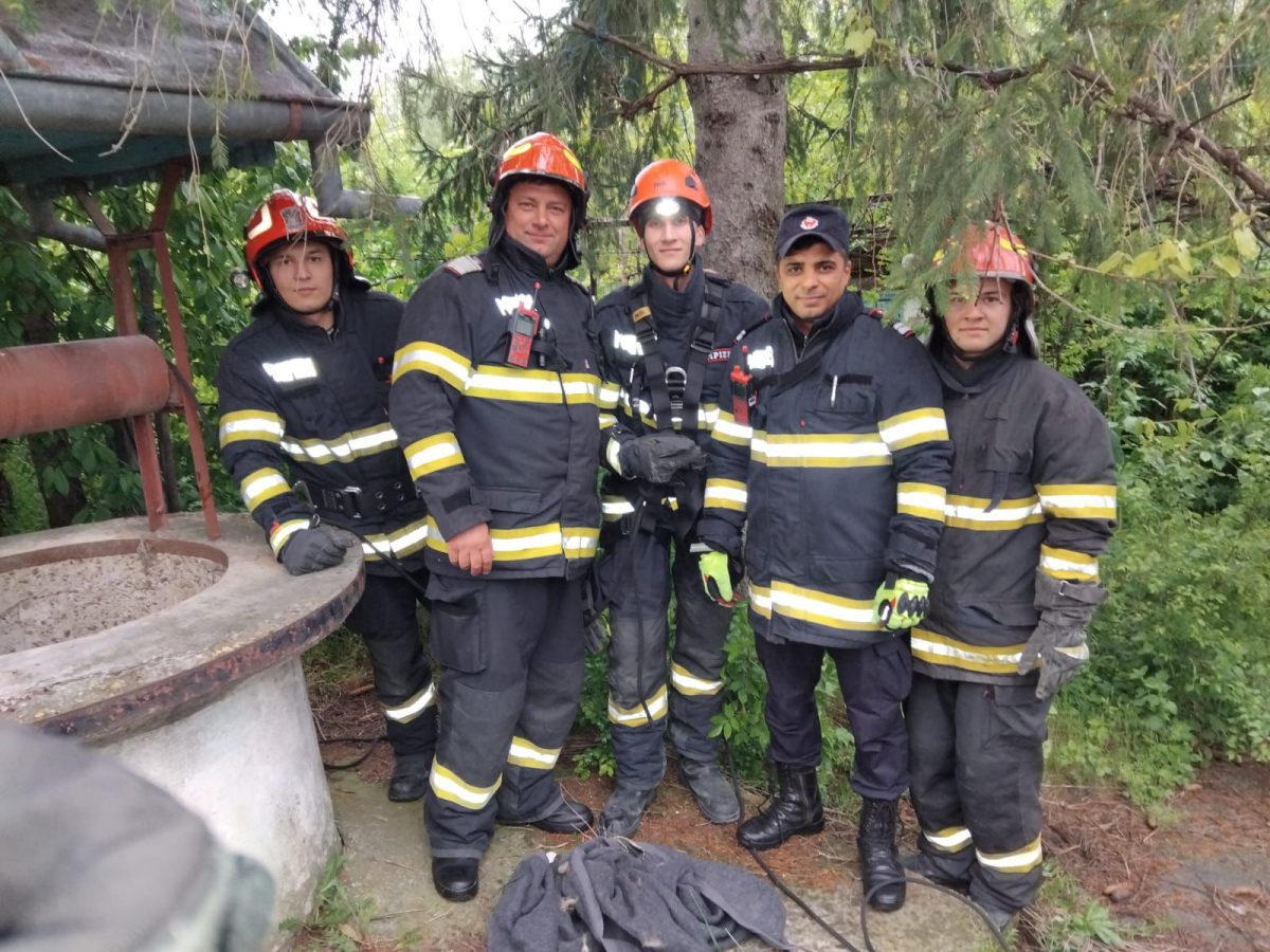 Pompierii ieșeni au salvat un câine dintr-o fântână de 10 metri adâncime, în satul Stolniceni-Prăjescu